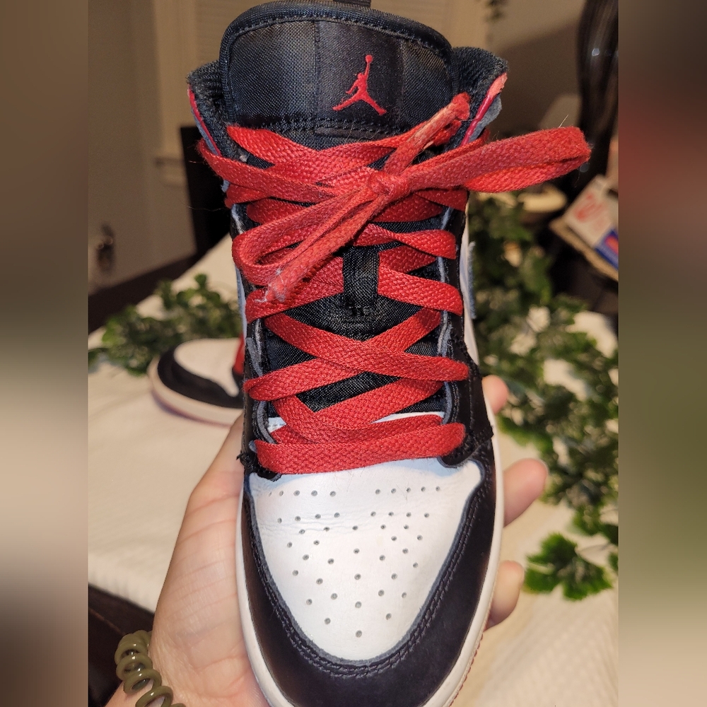 Nike Air jordan shoes for kids. - Picture 10 of 11